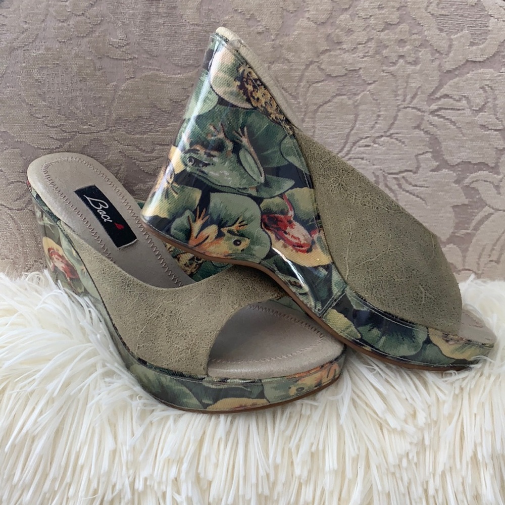 Baci cute frog pattern wedges size 7-1/2